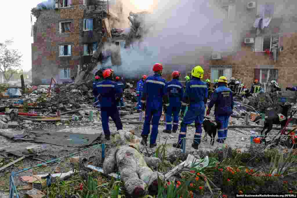 Rus raketasy bilen urlan jaýda ýaşan adamlaryň goş-golamlary töwerek-daşa pytrady. Olaryň arasynda çagalaryň öýunjaklary bar. 