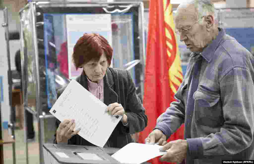 Талапкерлердин бюллетенде жайгашкан номурлары: №1 - Эрнис Зарлыков; №2 - Токтайым Үмөталиева; №3 - Темир Сариев; №4 - Улукбек Кочкоров; №5 - Таалатбек Масадыков; №6 - Өмүрбек Бабанов; №7 - Арстанбек Абдылдаев; №8 - Азимбек Бекназаров; №9 - Сооронбай Жээнбеков; №10 - Адахан Мадумаров; №11 - Камчыбек Ташиев; №12 - Арстанбек Малиев; №13 - Бакыт Төрөбаев. 