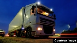 Жүк ташыган 17 унаа эки айдан бери Кытайда кармалып турат. 