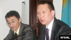 Нурлан Бейсекеев и Данияр Канафин, адвокаты Мухтара Джакишева. Алматы, 9 июня 2009 года.