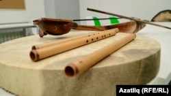 Дәф һәм аның өстенә куелган курайлар