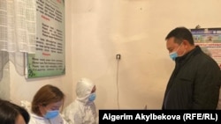 Таластагы өкмөт өкүлү Айбек Бузурманкулов добуш берип жатат. Талас облусу. 10-январь, 2021-жыл.