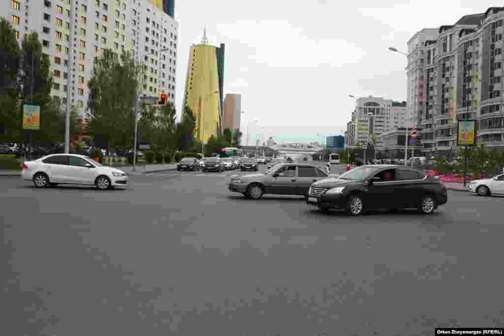 Улица Мангилик ел в центре Астаны, на Левом берегу. Тут проведен ремонт накануне выставки&nbsp;EXPO.&nbsp;