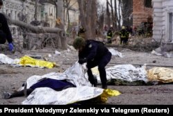 Тела погибших на месте удара по Сумам