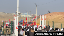 Кыргыз-тажик өткөрмө бекеттеринин бири. 