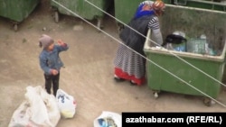 Türkmenistanda dowam edýän ykdysady kynçylyklaryň arasynda, zibil dörýän raýatlaryň, şol sanda çagalaryň köpelendigini synlasa bolýar. (Arhiw suraty)