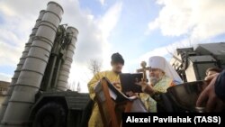 Окупований Крим. Митрополит Української православної церкви (Московського патріархату) Платон благословляє російську зенітну ракетну систему великої і середньої дальності С-400 «Тріумф», розгорнуту в Феодосії, 14 січня 2017 року (ілюстраційне фото)