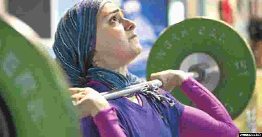 Чыгышы белән пакстанлы булган американ Кулсун Абдулла бәйгеләрдә Пакстан исеменнән катнаша. Ул Халыкара авырлык күтәрүчеләр федерациясе кагыйдәләреннән чыгарма буларак америкакүләм ярышта катнашу рөхсәте алды.