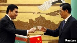 Türkmenistanyň prezidenti Gurbanguly Berdimuhamedow (çepde) we Hytaýyň prezidenti Hu Jintao Pekindäki duşuşykda, 23-nji noýabr, 2011-nji ýyl.