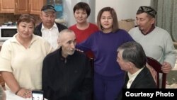 Aron Atabek azatlykda.