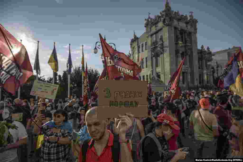 Присутні на акції скандували: &laquo;Зеленського у відставку&raquo;, &laquo;Зеля геть&raquo; і навіть закликали арештувати президента