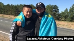 Hytaýdan gaçyp çykan etniki gazaklarMurager Alimuly (çepde) hem-de Kaster Musahanuly Semeýe koloniýasyndan çykan wagtynda. 2020-nji ýylyň 22-nji iýuly.
