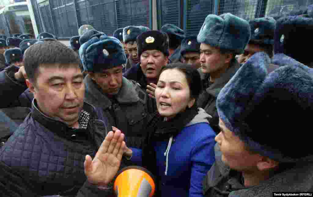 Жүрүштүн катышуучулары Бөкөнбаев көчөсүнөн чоң жолго чыгууга аракет кылганда милиция кызматкерлери айрым активисттерди кармап кетти. Жүрүштүн уюштуруучусу, коомдук ишмер&nbsp;Эдил Байсалов&nbsp;иш-чара үчүн мэриядан уруксат алынганын, милициянын кармаганы мыйзамсыз экенин айтууда.