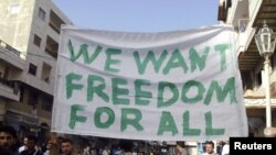 Demonstrantlar Siriýanyň Banias şäherindäki protestler mahalynda, 2011-nji ýylyň 17-nji apreli.