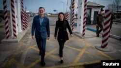 Ուկրաինայի արտգործնախարար Դմիտրի Կուլեբան ու Բերբոքը Մոլդովայի սահմանին, 24-ը փետրվարի, 2024թ․