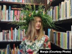 Марыя падчас адзначэньня дня народзінаў Васіля Быкава ў купальскую пару