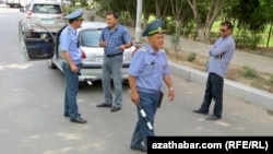 Polisiýa işgärleri we awtoulag sürüjisi. Aşgabat