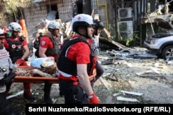 Рятувальники несуть деблоковану людину. Київ, 17 червня 2025 року