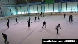 Bu köşgüň işgäriniň aýtmagyna görä, hepdäniň dynç günleri Buzly köşgüne gelýän adamlaryň sany köp.