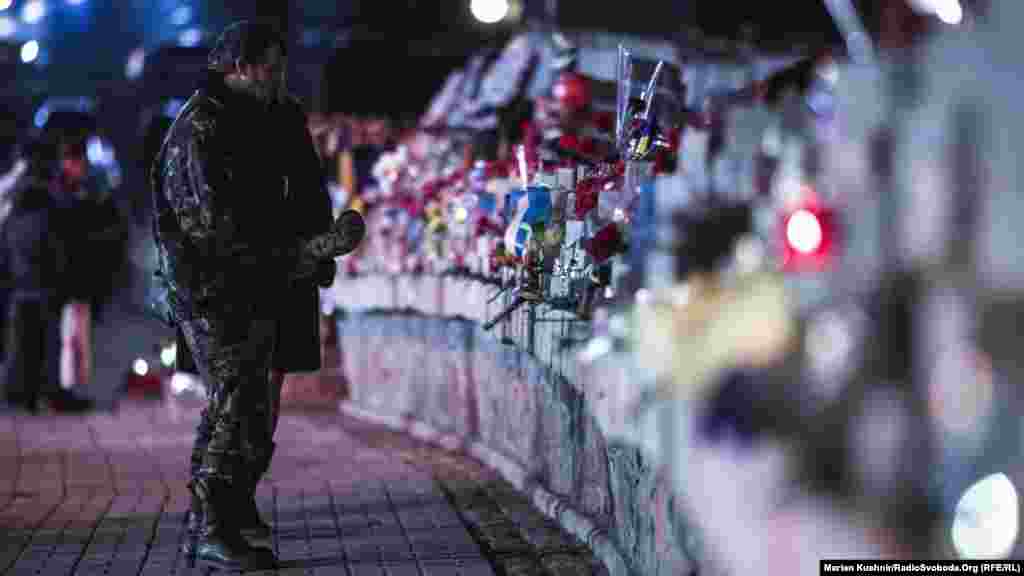 Вшанувати пам&rsquo;ять Героїв приходять багато військовослужбовців