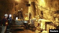 Кумтөр кенинин жумушчулары. 