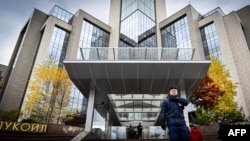 ساختمان مرکزی شرکت نفتی «لوک‌اویل» در مسکو، یکم عقرب ۱۴۰۴
