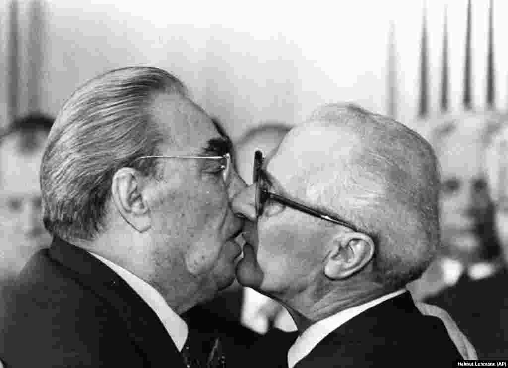 Зазвичай Брежнєв тричі цілував колег в щоки, але деякі удостоювалися поцілунку в губи. Знаменита зустріч Леоніда Брежнєва і лідера НДР Еріха Хонеккера в 1979 році увічнена на Берлінській стіні з написом: &laquo;Господи! Допоможи мені вижити серед цієї смертної любові&raquo; &nbsp;