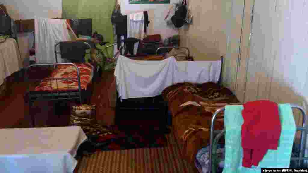 Бирок азыр лагерде жашап аткан үй-бүлөлөр коогалаңга чейин батирлерди ижарага алып жашап жүрүшкөнүн жана топтогон мүлктөрү таланып кеткенин жүйө кылышып, Мамдирекция курган үйлөрдөн алууга укуктуубуз деп эсептешет.