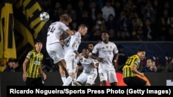 Игроки «Реал Мадрид»(в белом) борются за мяч с игроками «Кайрата» (в желто-черном). 30 сентября 2025 года