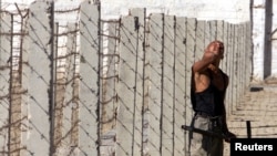 Өзбекстандагы абактардын биринде. Иллюстрациялык сүрөт.