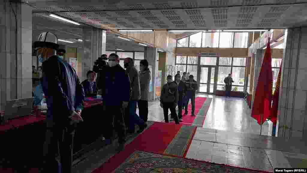 Адатта шайлоо участкалары жаңы ачылганда активдүүлүк жогору болот.