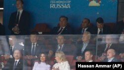 Зарубежные политики, прибывшие на открытие чемпионата мира по футболу в Москве, на VIP-трибуне стадиона «Лужники». 14 июня 2018 г.
