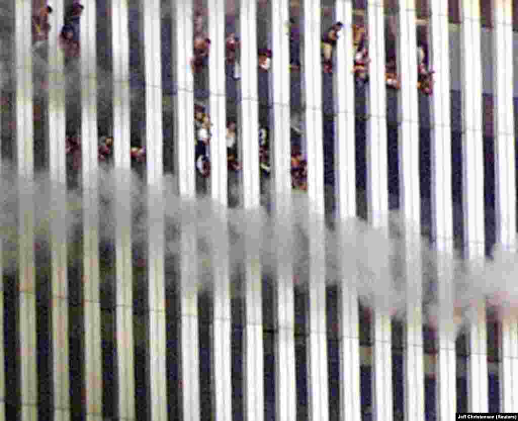 Жалын менен түтүнгө чулганган мунаралардын ичиндегилер кол булгалап, жардам сурап жатышат.&nbsp;