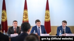 Члены правительства во главе с Сапаром Исаковым.