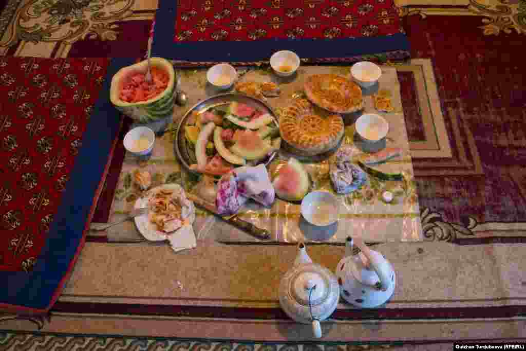 Көбүнчө мындай батирлерде тигүү цехтеринде, базарда иштеген, көп балалуу үй-бүлөлөр баш калкалайт.&nbsp;