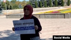 5 июля Рейхан Инанды вышла на одиночный пикет к Дому правительства и зданию парламента КР.