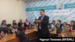 Активист организации «Атажурт» Серикжан Билаш выступает в офисе Казахстанского бюро по правам человека, в которой участвуют десятки детей, чьи родители являются «узниками политических лагерей», расположенных в китайском регионе Синьцзян. Алматы, 2 ноября 2018 года.