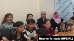 На пресс-конференции в офисе Казахстанского бюро по правам человека, в которой участвуют десятки детей, чьи родители являются «узниками политических лагерей», расположенных в китайском регионе Синьцзян. Алматы, 2 ноября 2018 года.