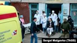 Эвакуация пострадавших после нападения на политехнический колледж, Керчь, 17 октября 2018 года 