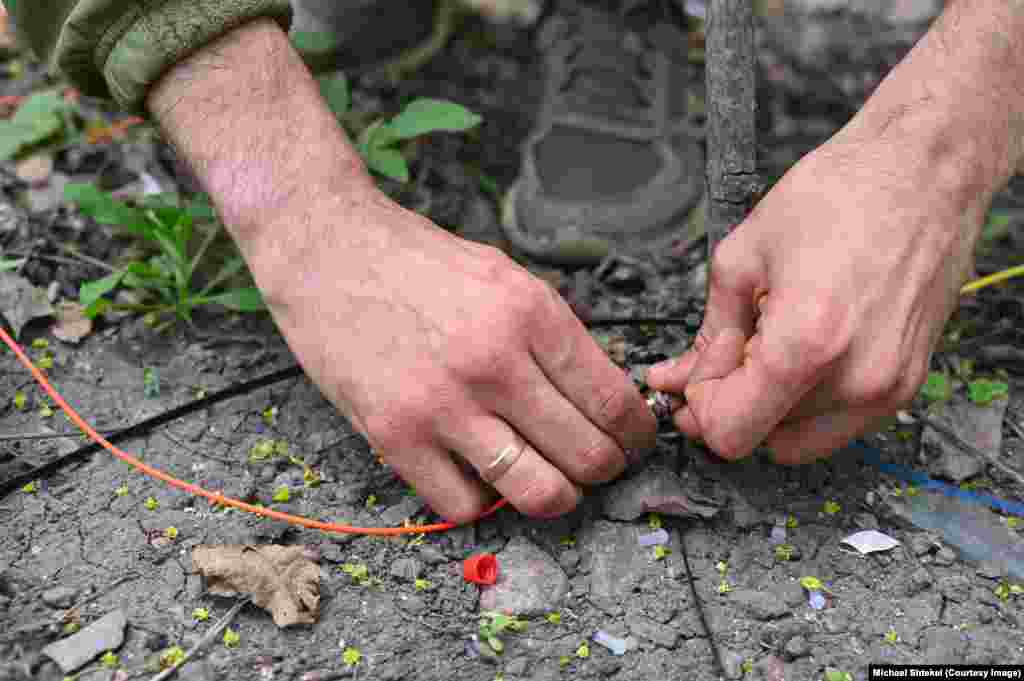 Видеосигнал и управление передаются по очень тонкому оптическому волокну. Рабочая дистанция таких дронов может превышать 10 километров