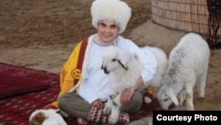 Ak telpekli prezident G.Berdimuhamedow ak guzularyň arasynda