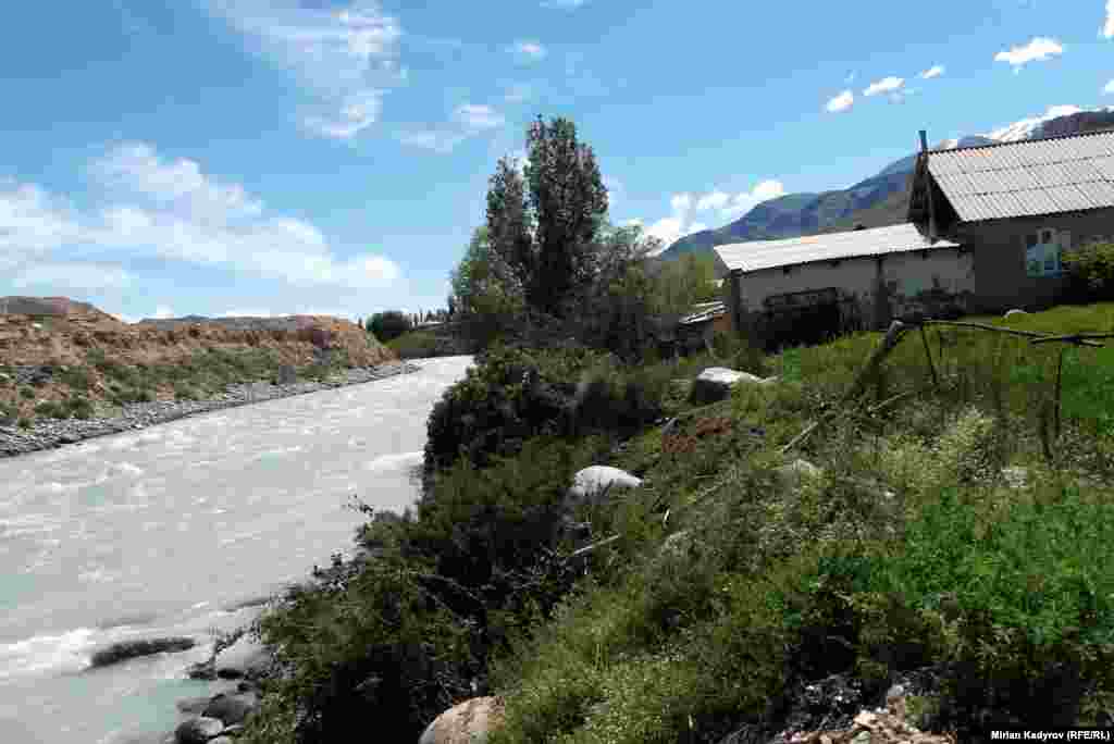 Нарын шаардык мэриясы тарабынан бул кооптуу аймактарда жайгашкан үйлөрдү көчүрүү үчүн башка жер сунушталат. Бирок ал жерлер шаар борборунан алыс жайгашкандыктан ал жакка баргандар жокко эле. Андан көрө оңдоо-түзөөгө деп мамлекеттен 50 миң сом алып, өзү жашап жаткан үйүнүн жанындагы тоону корумдап &quot;коопсуз&quot; кылып алгандар көп.&nbsp;