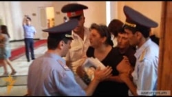 Որդեկորույս մայրերը ներխուժեցին կառավարության շենք