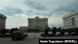 Комплекс административных зданий (в центре здание акимата) Алатауского района. Алматы, 29 июня 2018 года.    