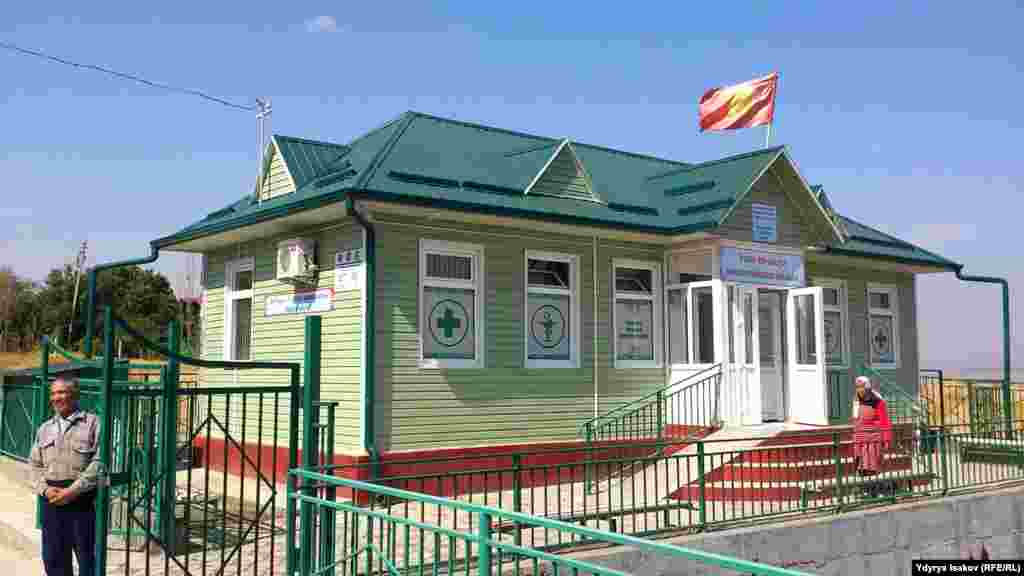 &quot;Эделвейс&quot; деп аталган дачаны конушка айландырган ички мигранттар ар кайсы донордук уюмдардын жардамы менен заманбап ФАП курдурушкан. Бирок ал кадрдын жоктугунан иштебей турат.&nbsp;