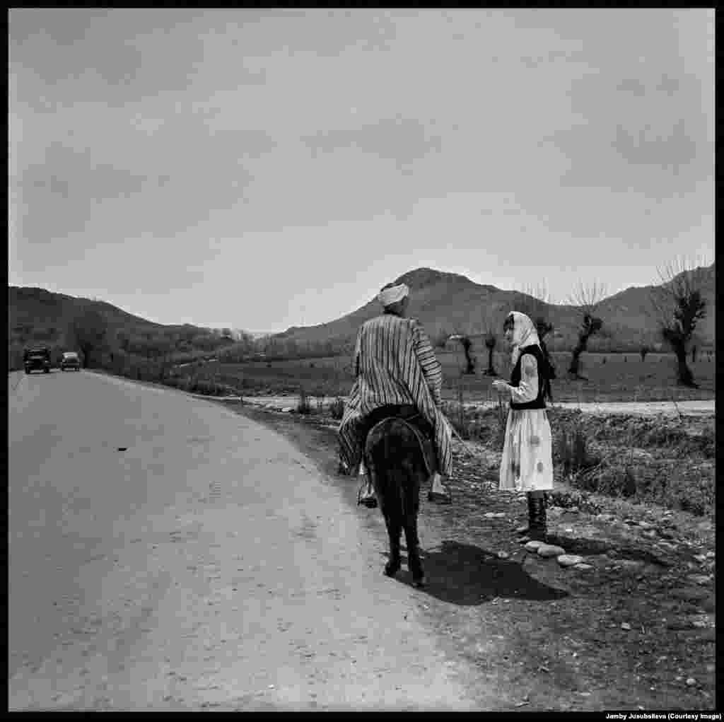 Өмүрүнүн көп бөлүгүн киного арнаган Клара Юсупжанова 1940-жылы Ат-Башы районунун Кара-Суу айылында төрөлгөн. 1959-1963-жылдары Ташкенттеги театр жана искусство институтунда, 1968-1970-жылдары Москва шаарындагы режиссёрлор жана сценаристтердин Жогорку курсунда билим алган. (Бекеш Абдылдаев менен Леонид Гуревичтин &quot;Самая послушная&quot; (&quot;Түштүк кызы&quot;) тасмасынан)