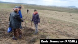 Кең-Сай жаңы конушунан жер алгандар. (архивдик сүрөт)
