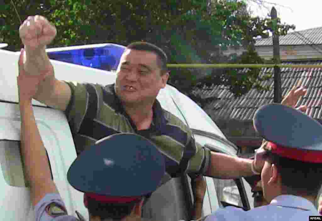 Суд над Рамазаном Есиргеповым прошел за закрытыми дверями. Тараз, 8 августа 2009 года.  - Суд над Рамазаном Есиргеповым прошел за закрытыми дверями. Тараз, 8 августа 2009 года. 