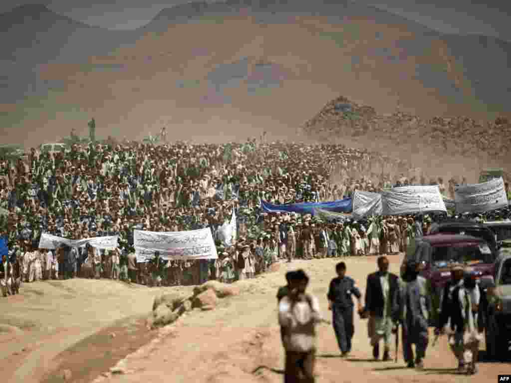 Ооганстанда президенттикке талапкер Абдулла Абдулланын миңдеген колдоочулары 14-августта шайлоо алдындагы митингге чогулушту. Абдулла Абдулла шайлоодо ооган президенти Хамид Карзайга утулуп калган. Бир катар эл аралык байкоочулар шайлоо бурмалоолор менен өткөнүн билдиришкен.