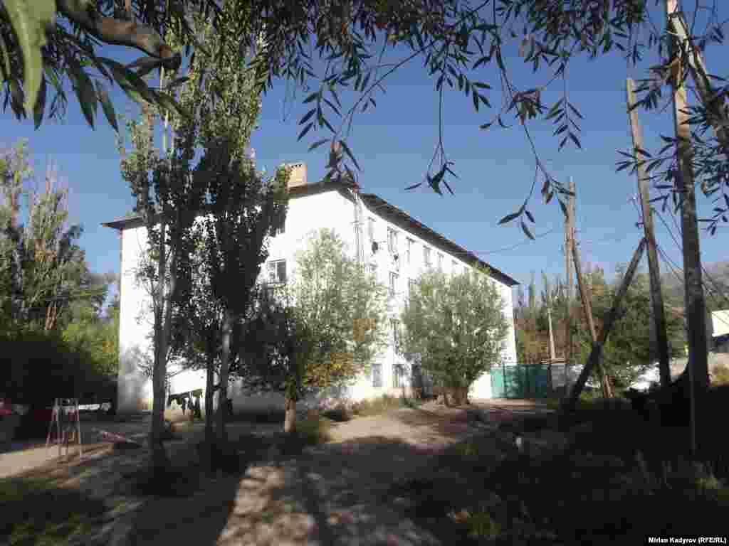 &quot;Санта-Барбаранын&quot; дээрлик бардык тургундарынын чоң там алуу кыялы да, планы да бар. Алар бул үйдө убактылуу гана жашап жатканын айтышат.